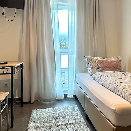 Compact Single With Shared Bathroom Ideal For Travelers 招待所