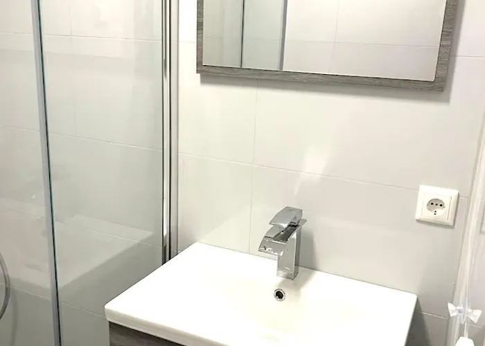 招待所 Compact Single With Shared Bathroom Ideal For Travelers