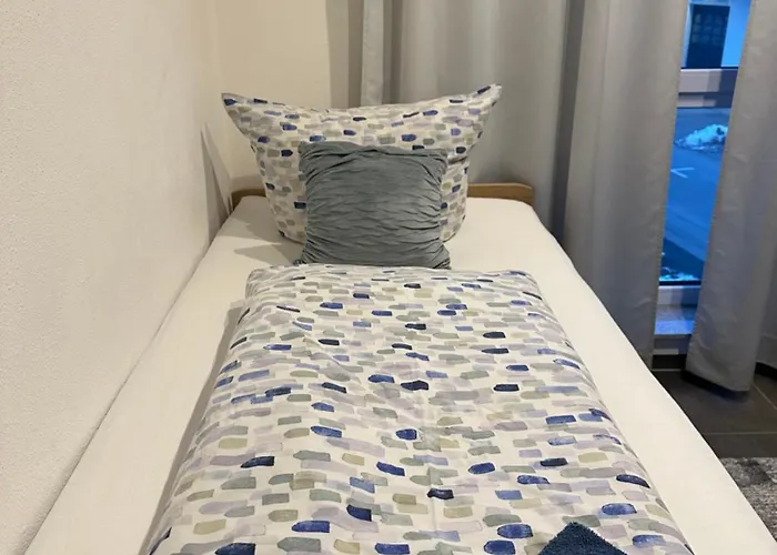 Compact Single With Shared Bathroom Ideal For Travelers 招待所 3*