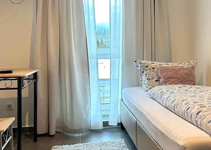 Compact Single With Shared Bathroom Ideal For Travelers 招待所