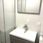 Penzion Compact Single With Shared Bathroom Ideal For Travelers