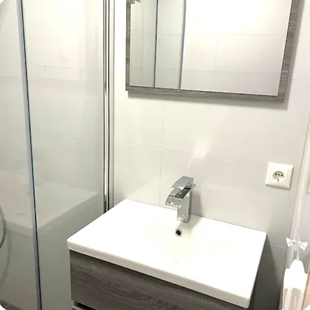 Pensión Compact Single With Shared Bathroom Ideal For Travelers