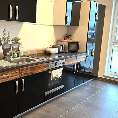 Compact Single With Shared Bathroom Ideal For Travelers ゲストハウス 3*