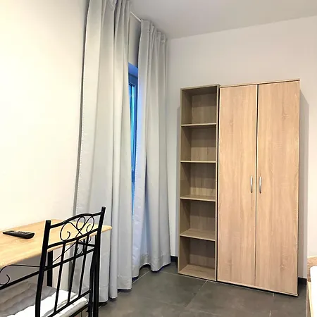 Pensión Compact Single With Shared Bathroom Ideal For Travelers