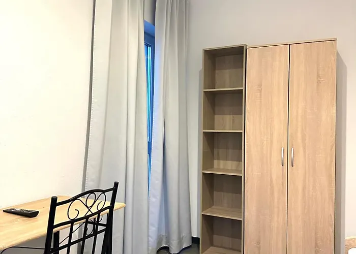 Guest house Compact Single With Shared Bathroom Ideal For Travelers