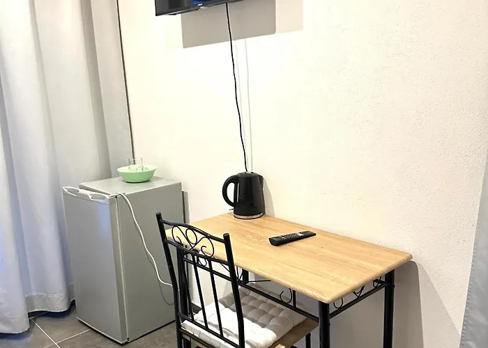 Guest house Compact Single With Shared Bathroom Ideal For Travelers